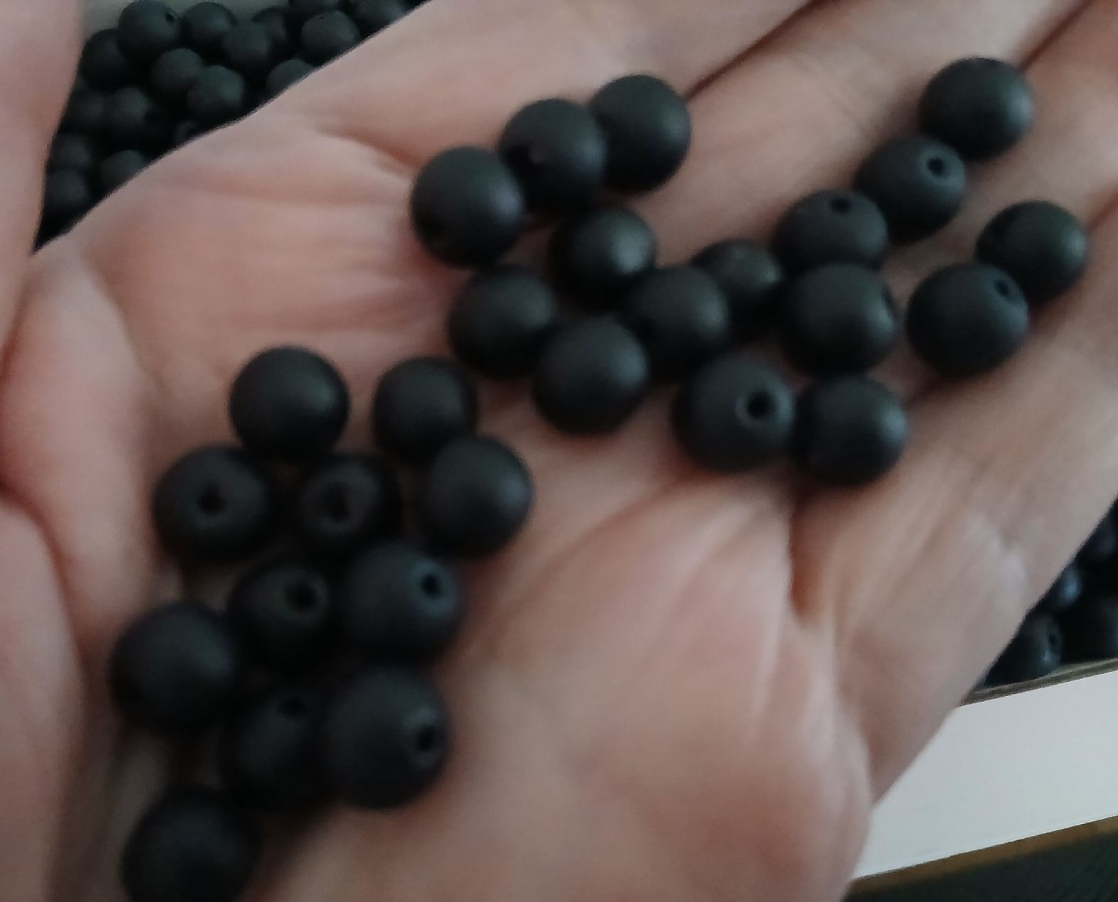 Perle (finte): 1200 Glasperlen zum Schmuck basteln – Nuovo (secondo la descrizione) da Stansstad venduto da mikamo 1