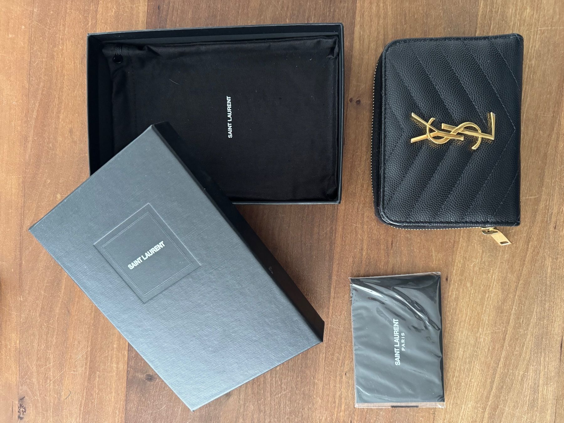 Saint Laurent Portamonete: Saint Laurent Portemonnaie Cassandre – Nuovo (secondo la descrizione) da wallisellen venduto da Niccii