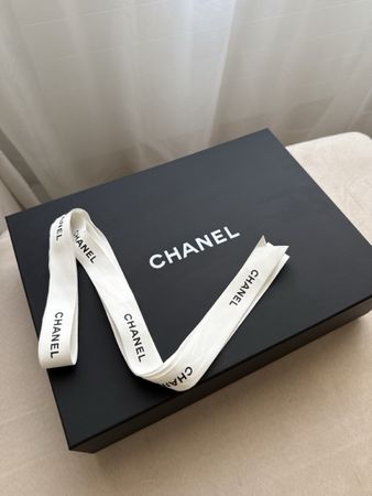 Schwarze Chanel Box mit Band – Elegantes Geschenk-Set 