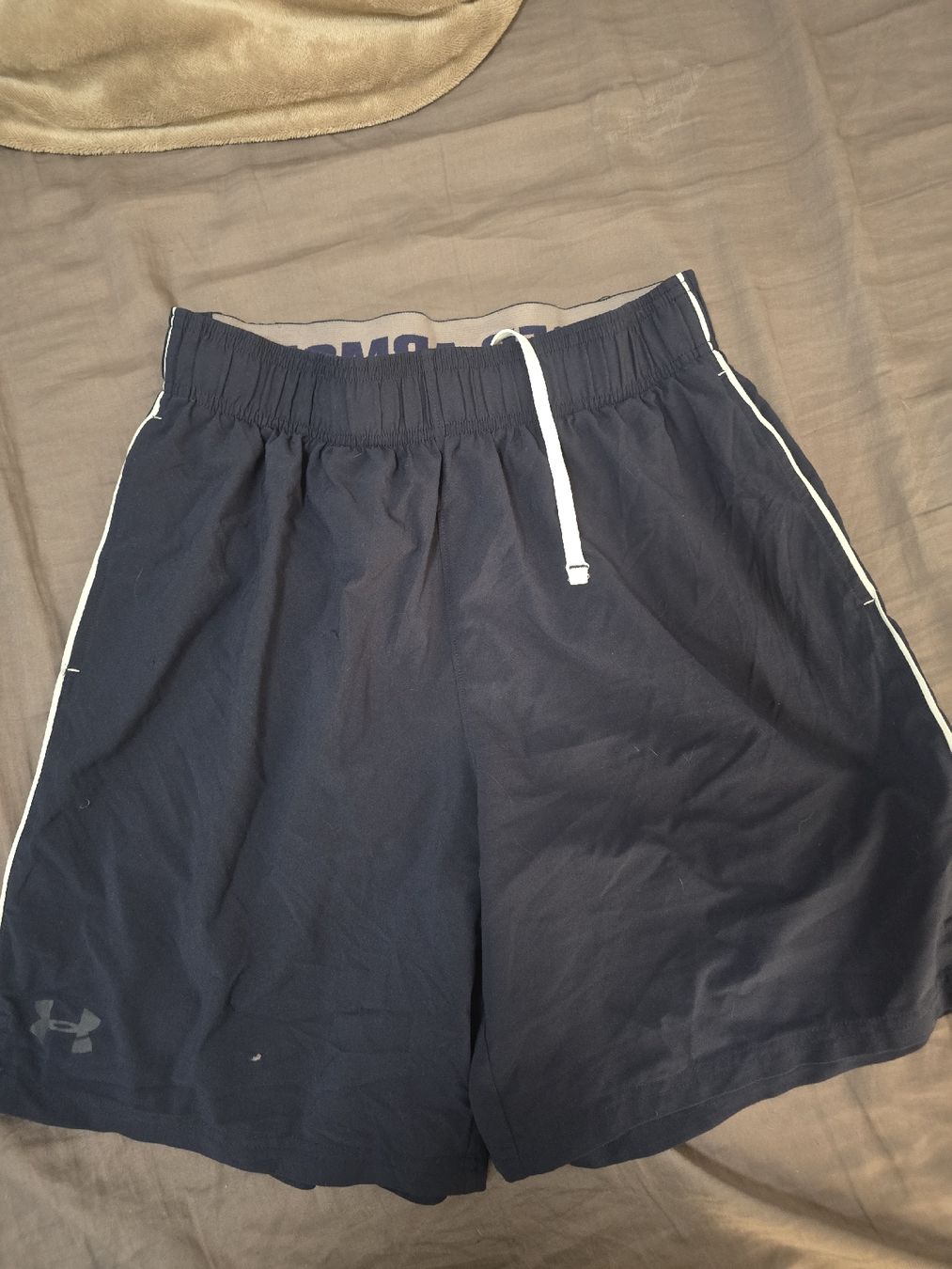 Under Armour Hosen: Short Under Armour bleu foncé, taille M/M – Gebraucht aus Mont-sur-Lausanne von Didinho