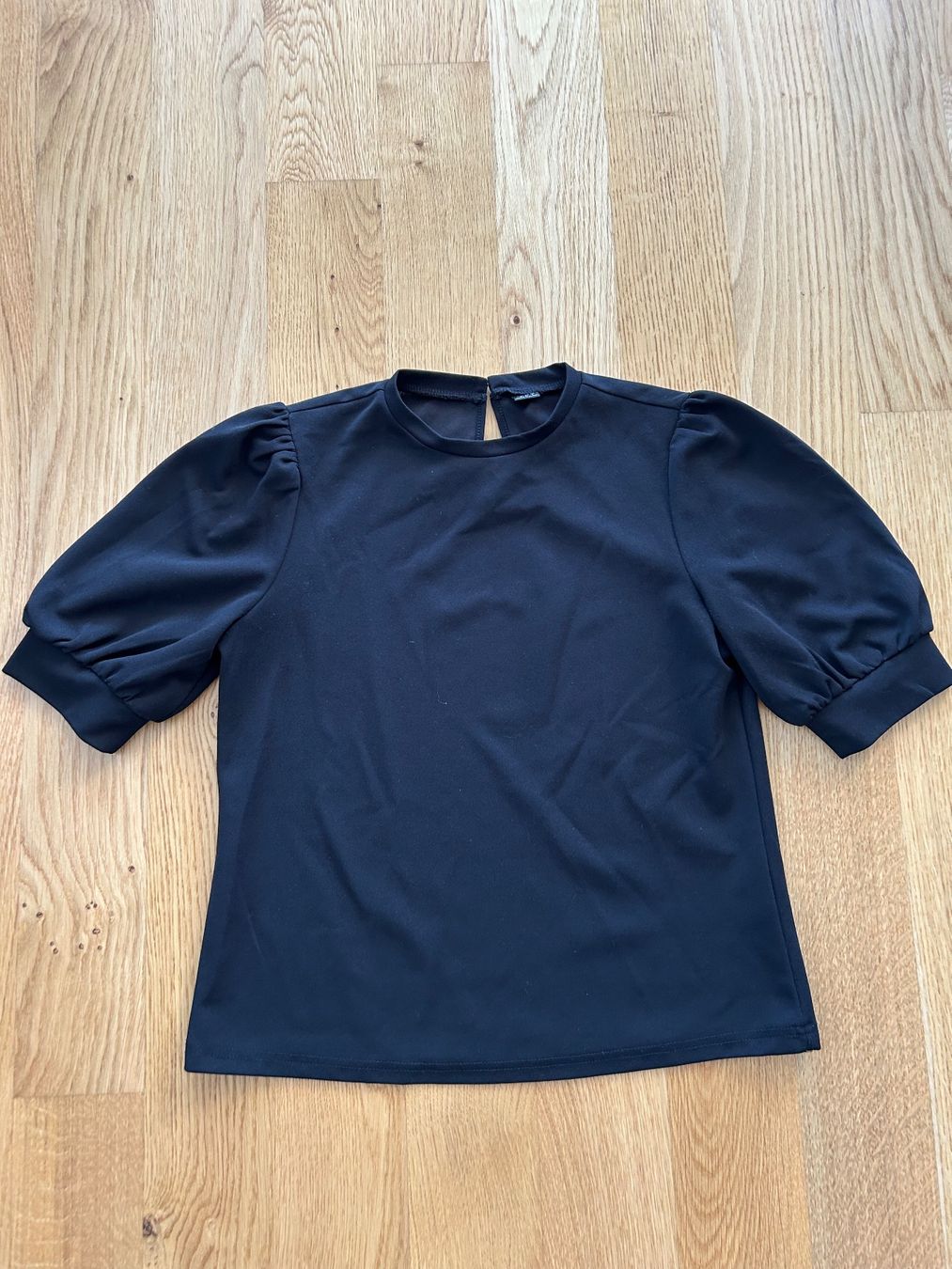 Shein Camicette: Schwarze Bluse mit Puffärmeln, Gr. 36 / S – Usato da Altenrhein venduto da _6sbw