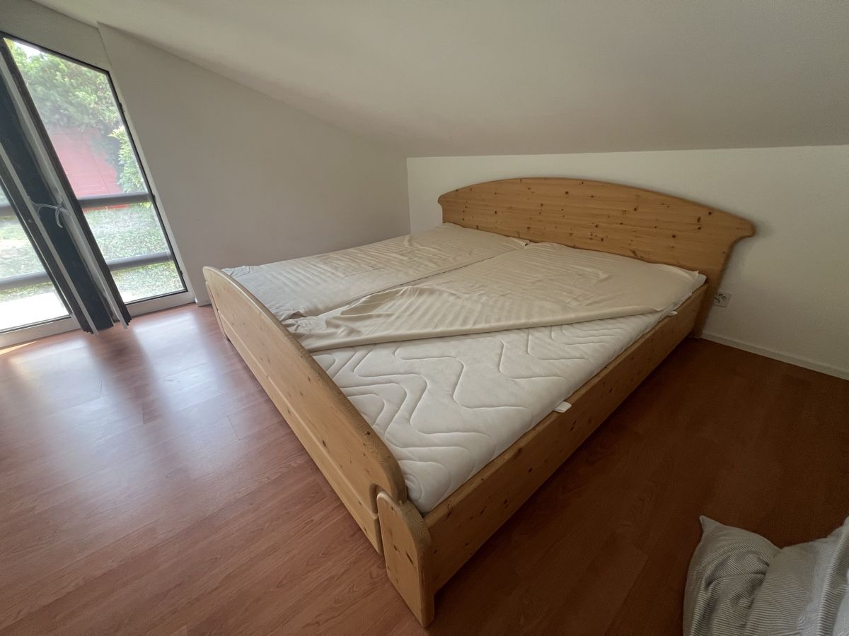 Letti: Doppelbett aus Holz – Usato da Küssnacht am Rigi venduto da Prasanna 1