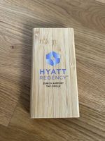 Powerbank in Holzoptik mit Aufdruck