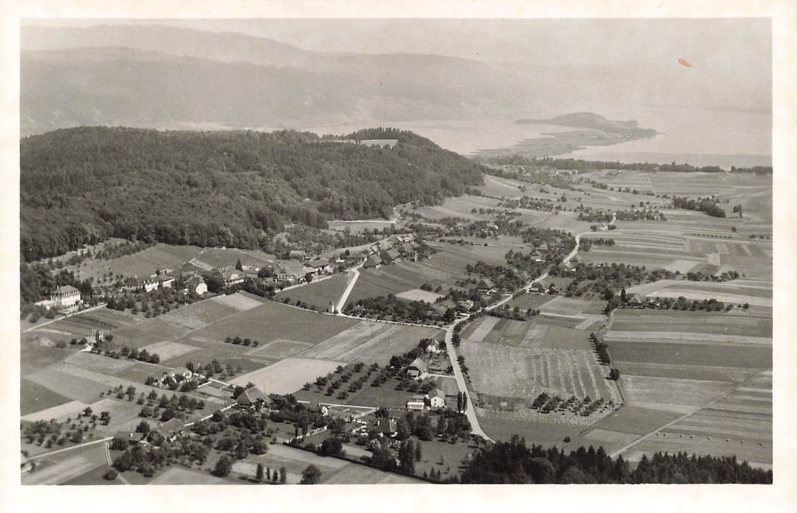 Cartoline postali: Tschugg BE mit Bielersee Luftaufnahme – Usato da Biasca venduto da Blenio71