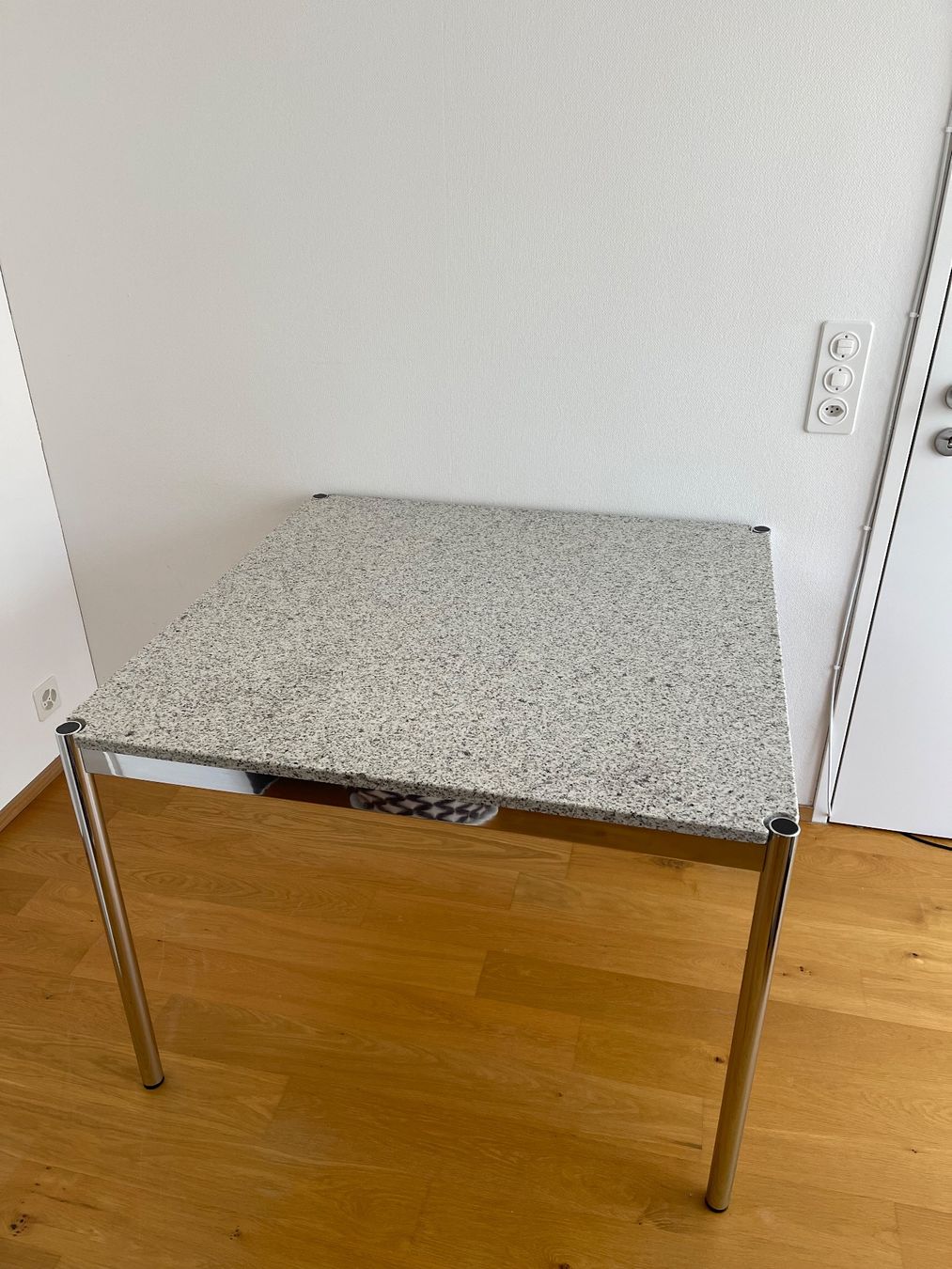 USM Tavoli: USM Haller Granittisch 100x100x74cm – Usato da Lufingen venduto da Mark7777 4