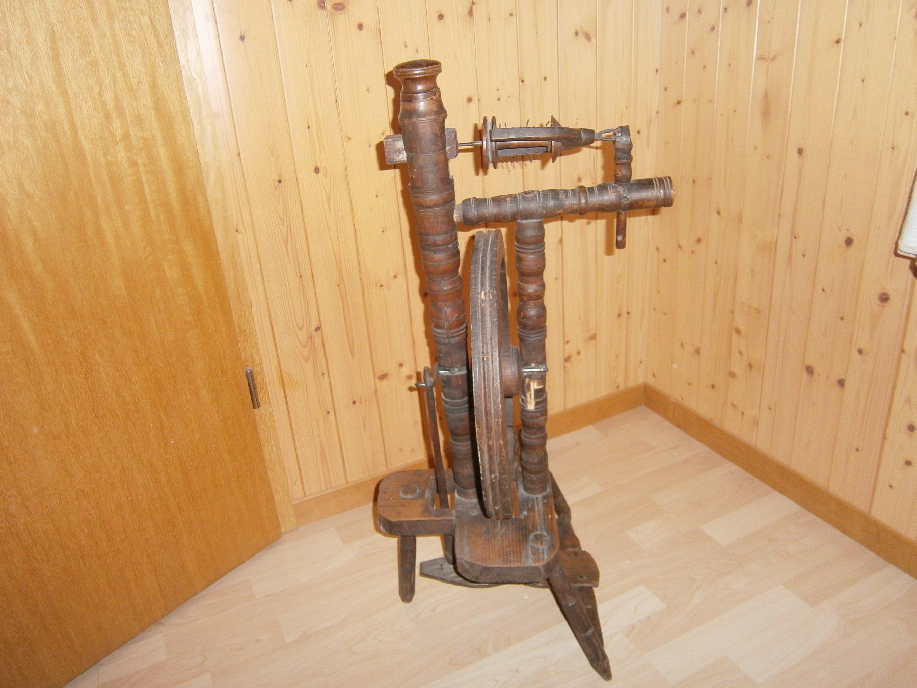Ruote per filare: antikes Spinnrad – Difettoso da Schwarzenburg venduto da lore09 1