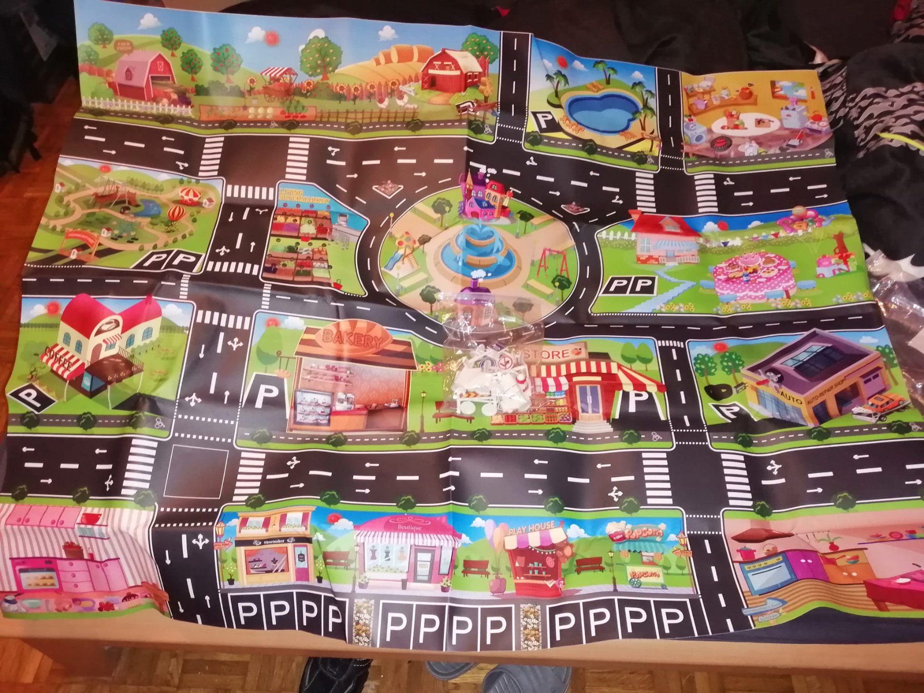 Tappeto da gioco: Tapis de jeu pour petite voiture. – Nuovo e nell'imballaggio originale da La Tour de Trême venduto da Startjouet 1
