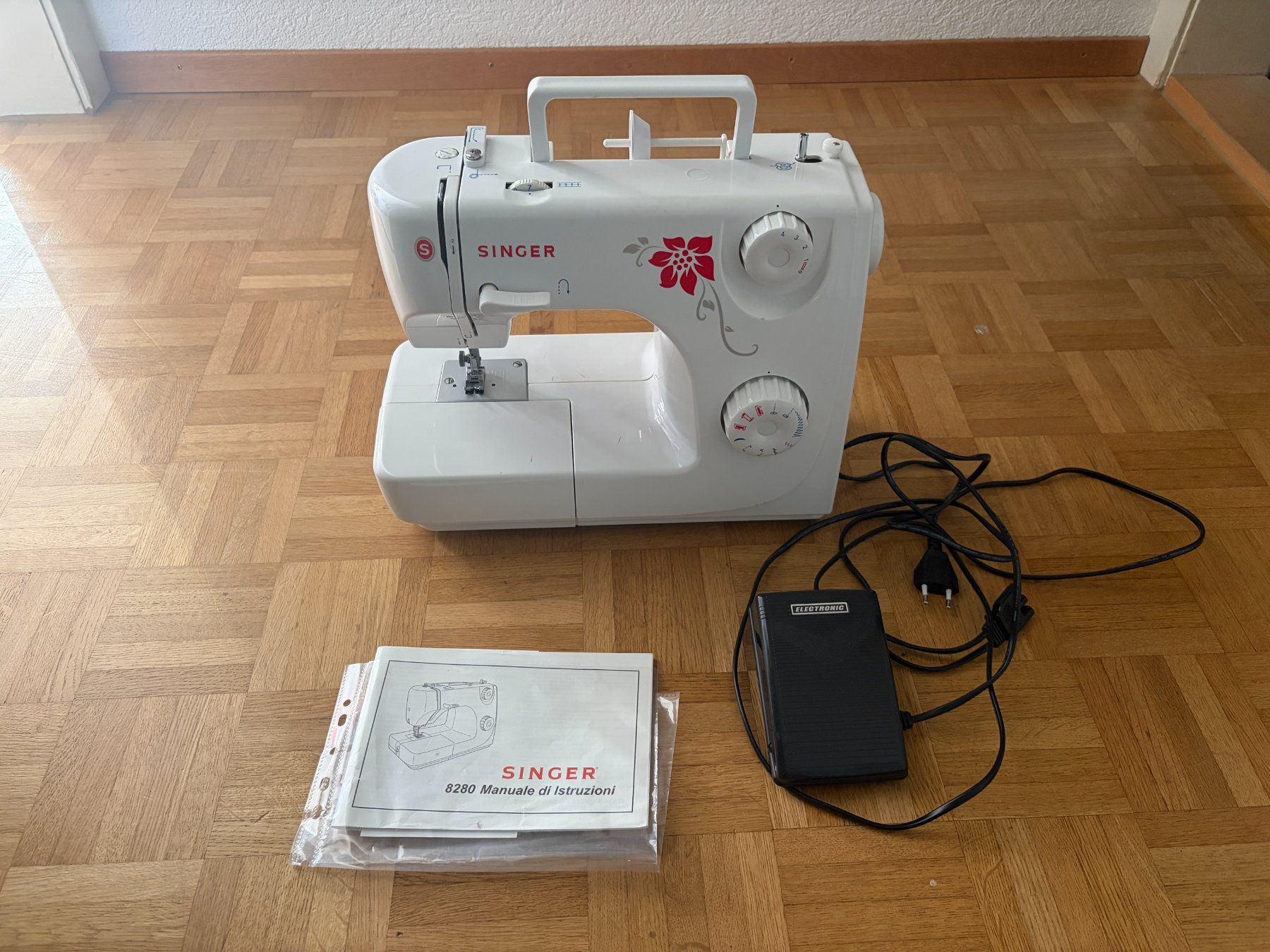 Singer Nähmaschinen: Macchina da cucire SINGER 8280 con manuale – Gebraucht aus Interlaken von giorgiotraverso