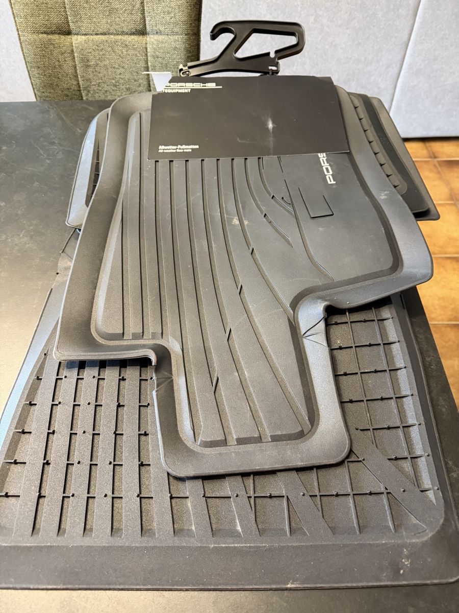 Porsche Tappeti & Tappetini: Tapis tout temps pour Porche  – Nuovo (secondo la descrizione) da Romont FR venduto da sergio_yap