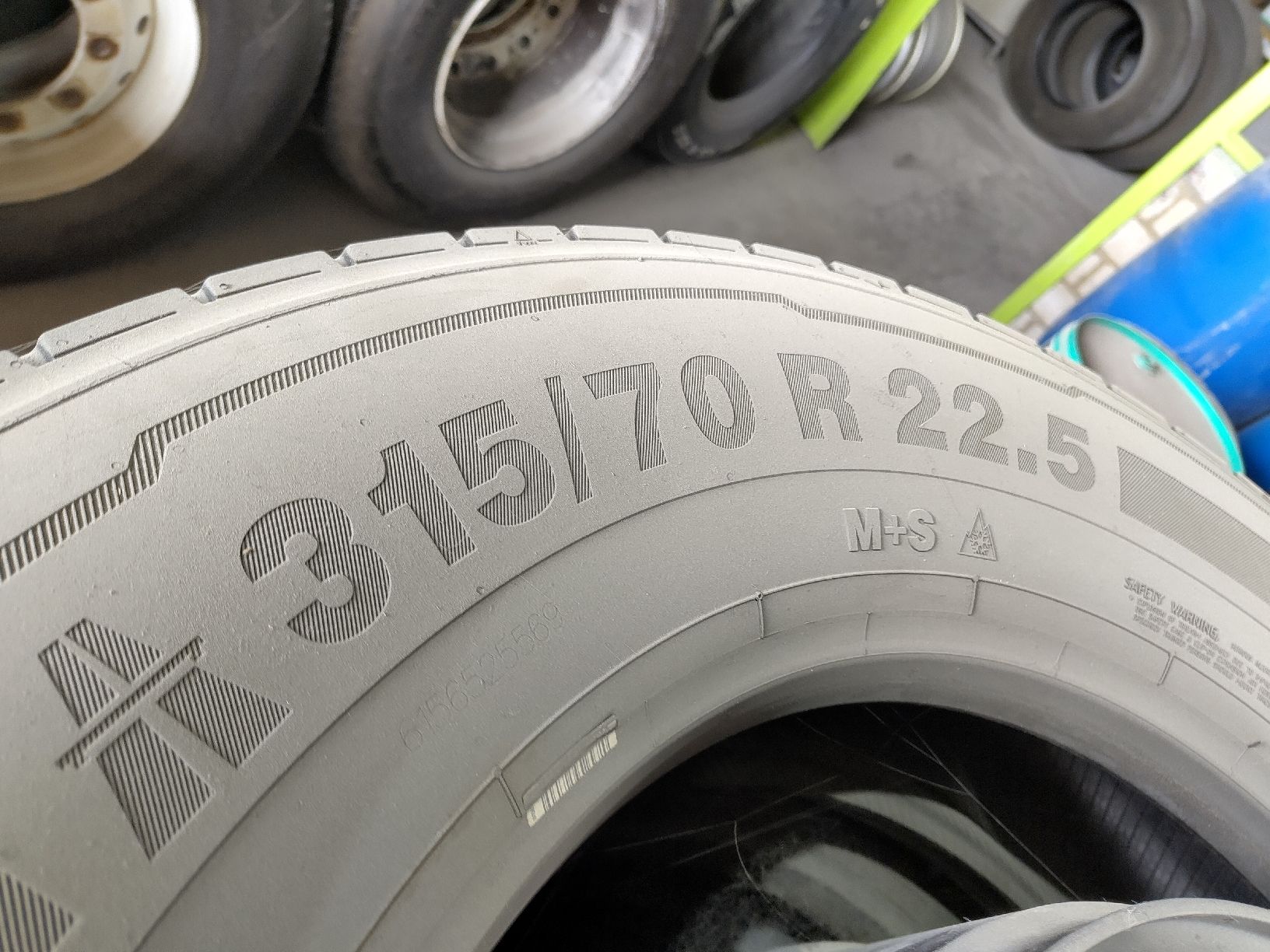 Pneus & Roues: LKW Reifen – D'occasion à Neuendorf par quattro4ever 4