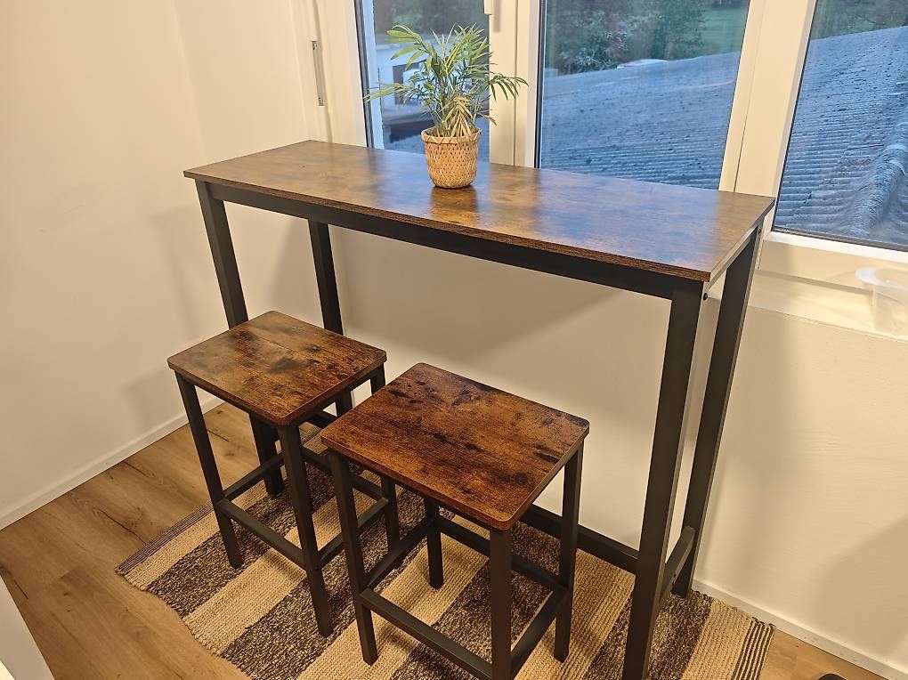 Tavoli: Bartisch mit Barhocker – Usato da Vaduz venduto da Ravi_kev 1