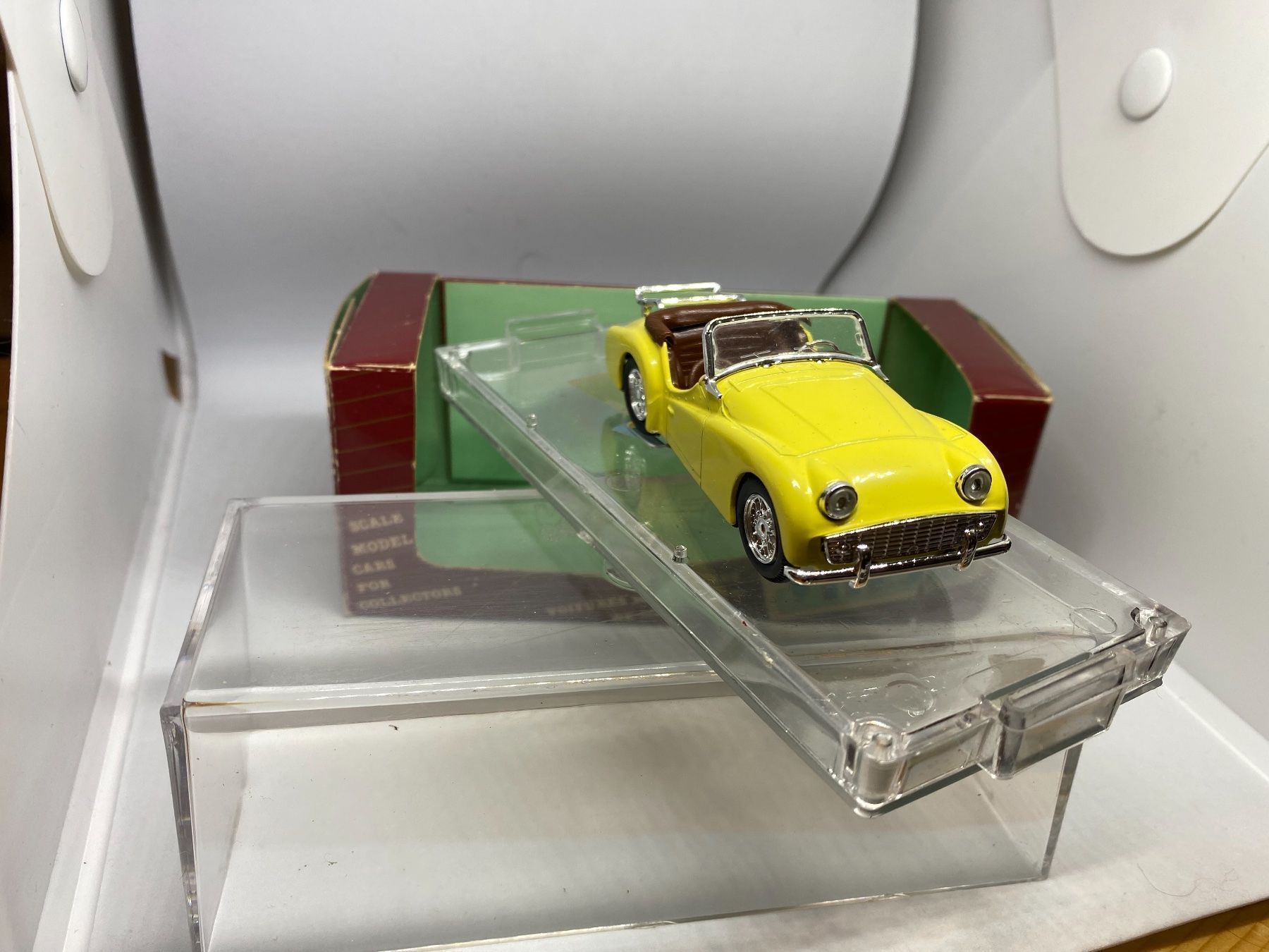 Triumph Modellini d'auto: Triumph TR3A  1959  Modell 1:43 – Nuovo e nell'imballaggio originale da Herisau venduto da Fissore 1