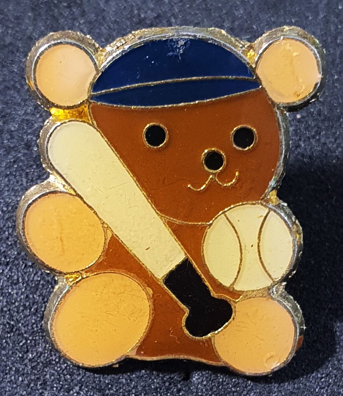 Placchette & Badge: BB852 - Pin Teddybear mit Baseball Schläger & Cap – Usato da Reinach BL venduto da Boston-Verkauf
