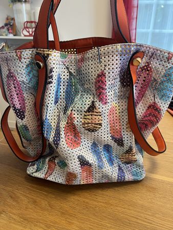 farbiger Shopper mit Federn Optik und Innentasche