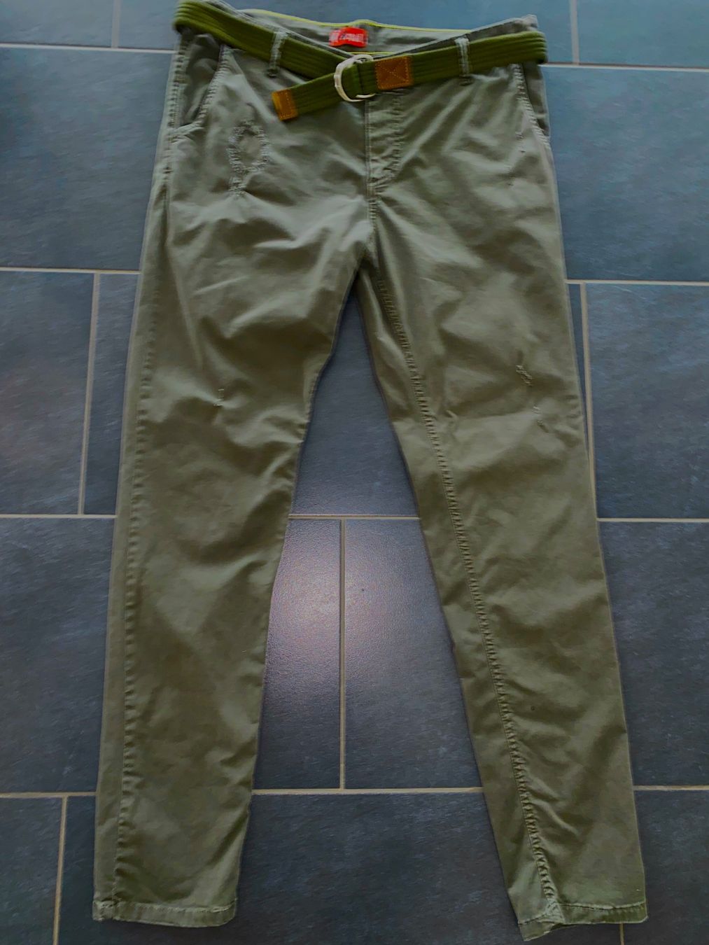Jeans: DESTROYED JEANS MIT GURT, OLIVE GRÖSSE 48/50 SIEHE BILDER – Nuovo (secondo la descrizione) da thierachern venduto da Styl