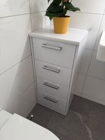 Badschrank weiss mit vier Schubladen Gebrauchsspuren innen