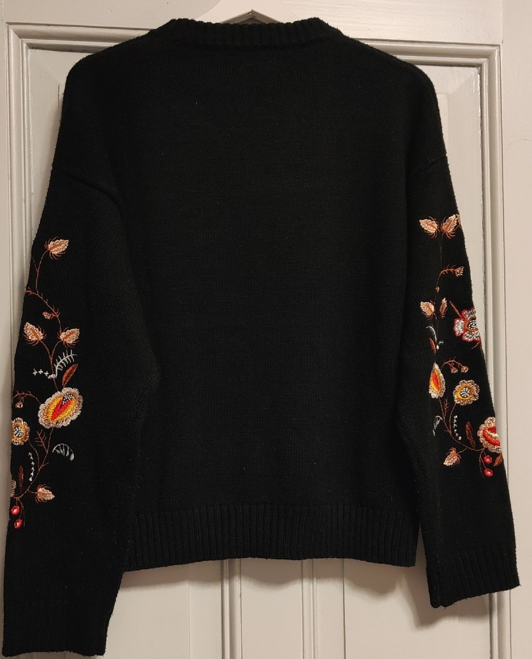 New Look Maglioni & Felpe: New Look Pulli mit Stickerei – Usato da Schaffhausen venduto da NanetteBaguette 1