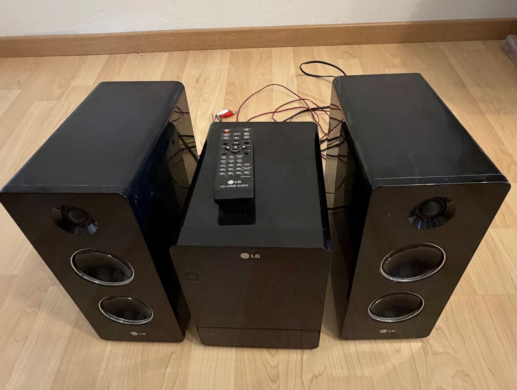 LG Haut-parleurs: Système de son LG FA162N avec télécommande et câbles – D'occasion à Develier par loicb1997