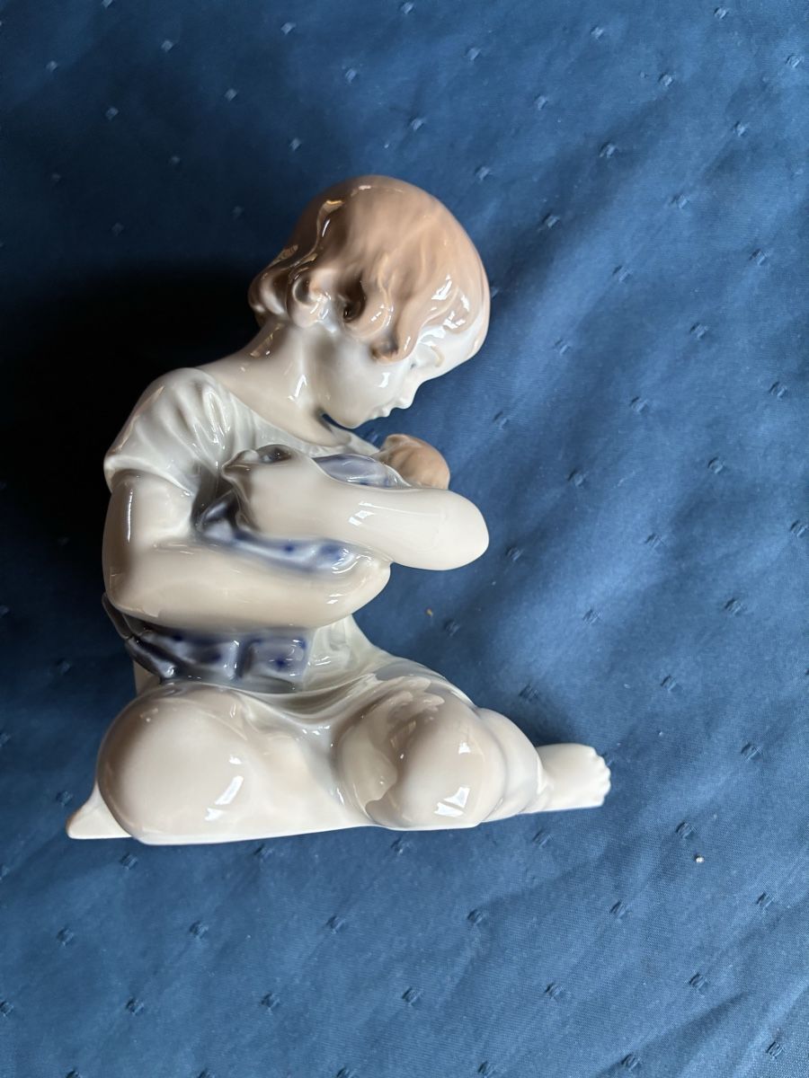 Royal Copenhagen Statuette: Royal Copenhagen Kinderfigur  – Usato da Dornach venduto da Rosengarten