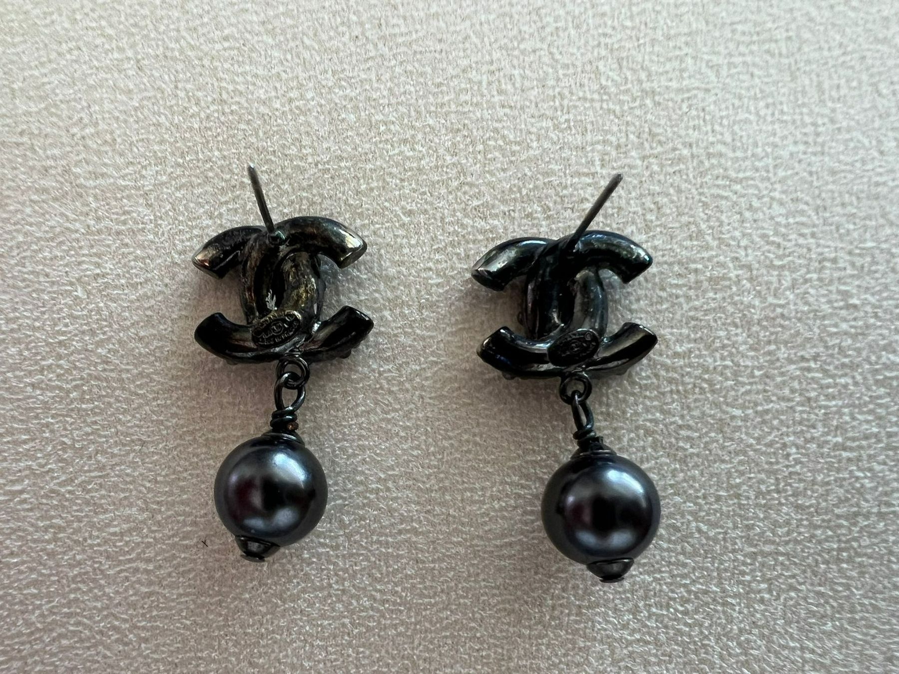 Chanel Orecchini pendenti & Orecchini a lobo: CHANEL CC Perlen Ohrringe Schwarz - Original – Usato da Hinwil venduto da kika.bsvc 3