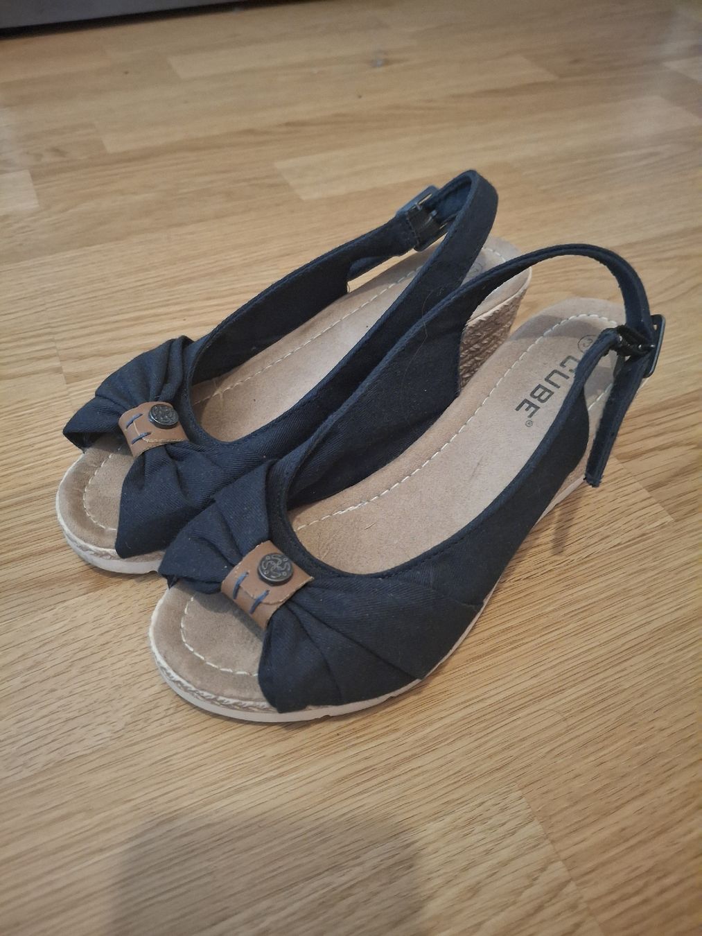 Cube Chaussures femmes: Keilabsatz Sandalen CUBE Grösse 37 dunkelblau – D'occasion à Füllinsdorf par DeGyMe