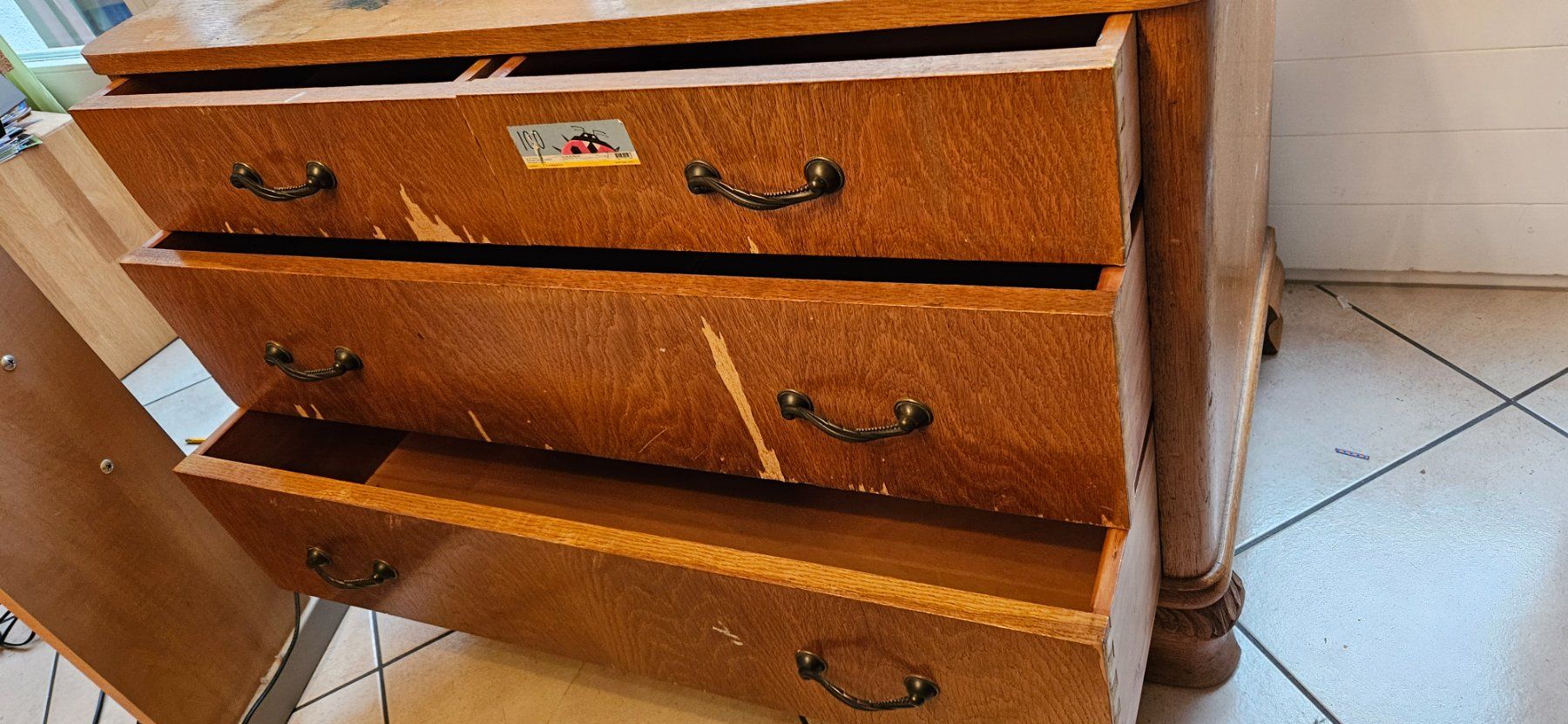 Commodes: Antike Komode mit Gebrauchspuren – D'occasion à Safenwil par Bake