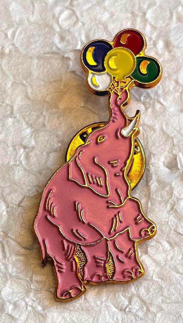 Plaketten & Abzeichen: Pin Simone Erni - Zirkus  Elefant (rosa) – Gebraucht aus Obernau von Wgnom