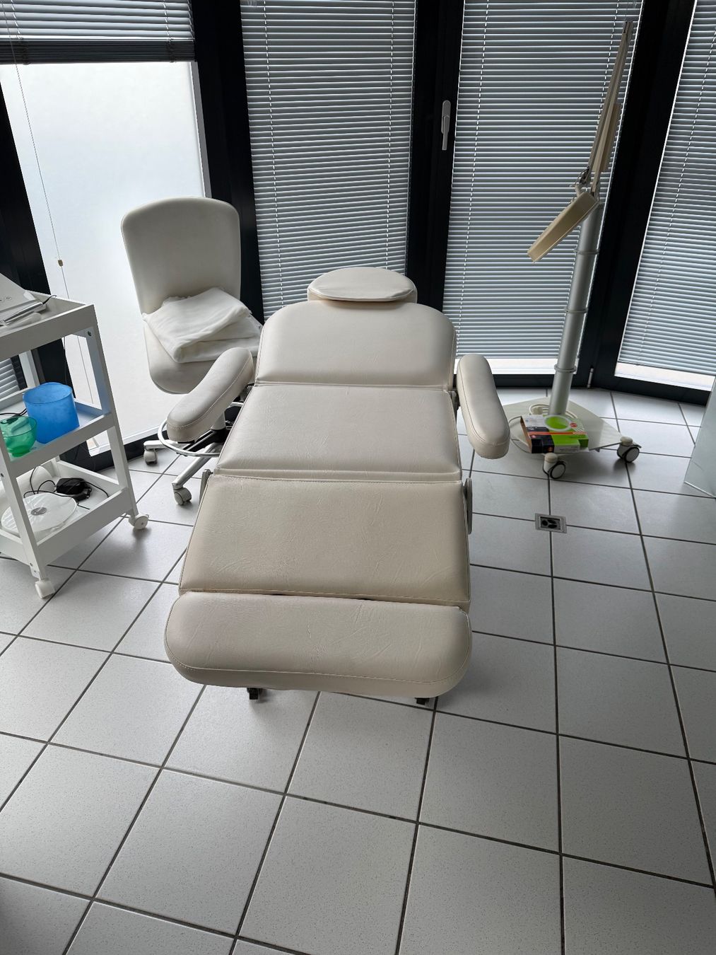 Lettini & sedie per cosmetici: Elektrische Kosmetik/Massageliege – Usato da Merenschwand venduto da kmo_8hbs 2