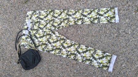 Pantalon blanc & motifs feuilles vert & jaune, taille (89cm)