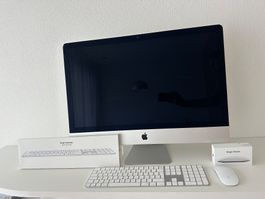 Apple iMac Computer mit Maus und Tastatur