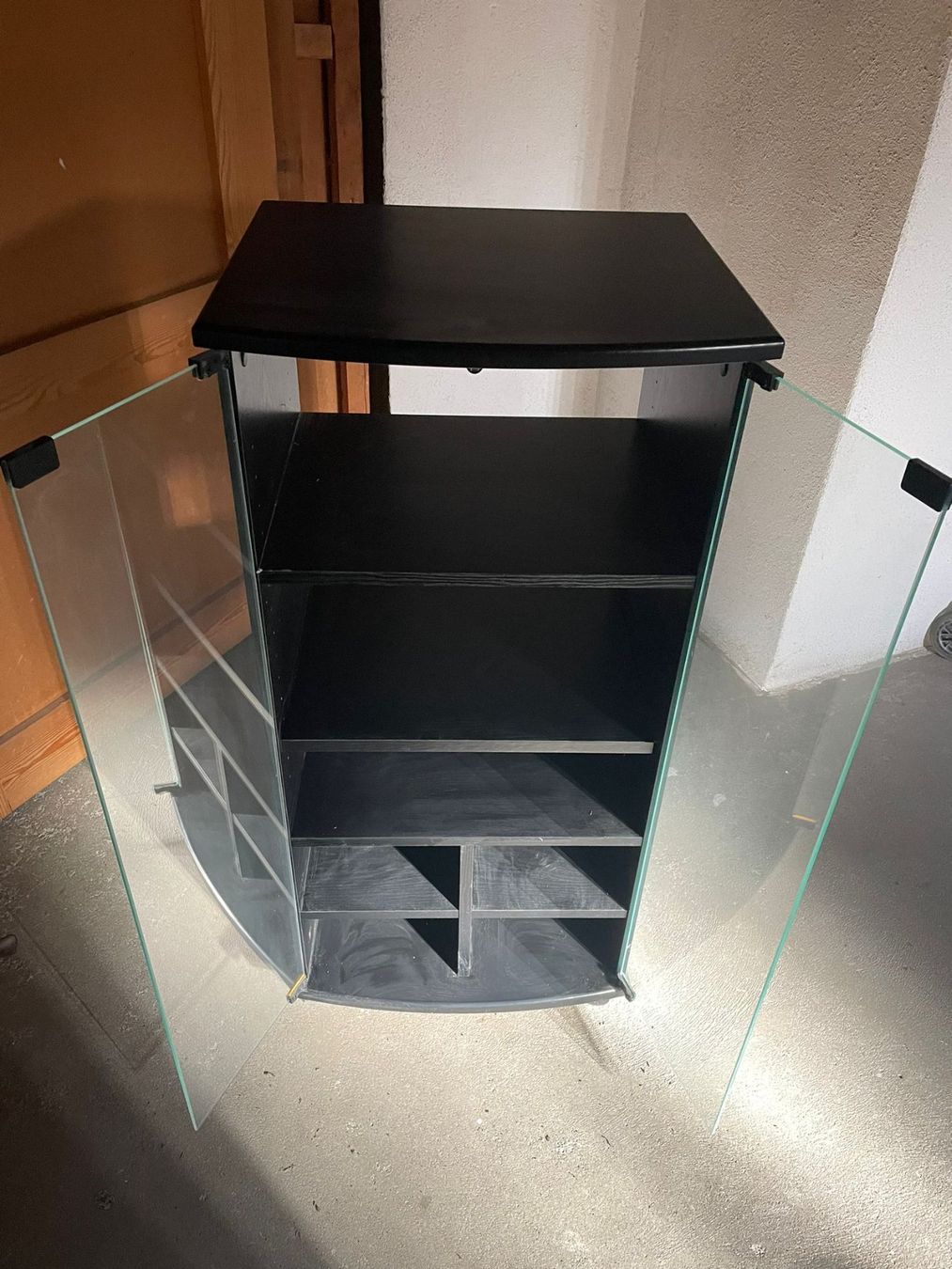 Cassettiere: Kommode/Sideboard mit Glas und Ränder – Usato da Wängi venduto da LiqKojote 1