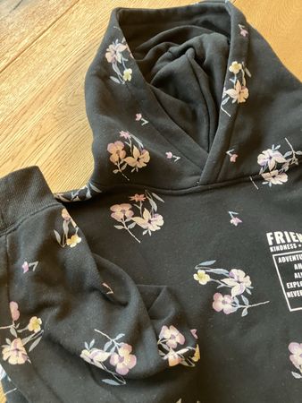 Sweatshirt schwarz mit Blumen Gr 170