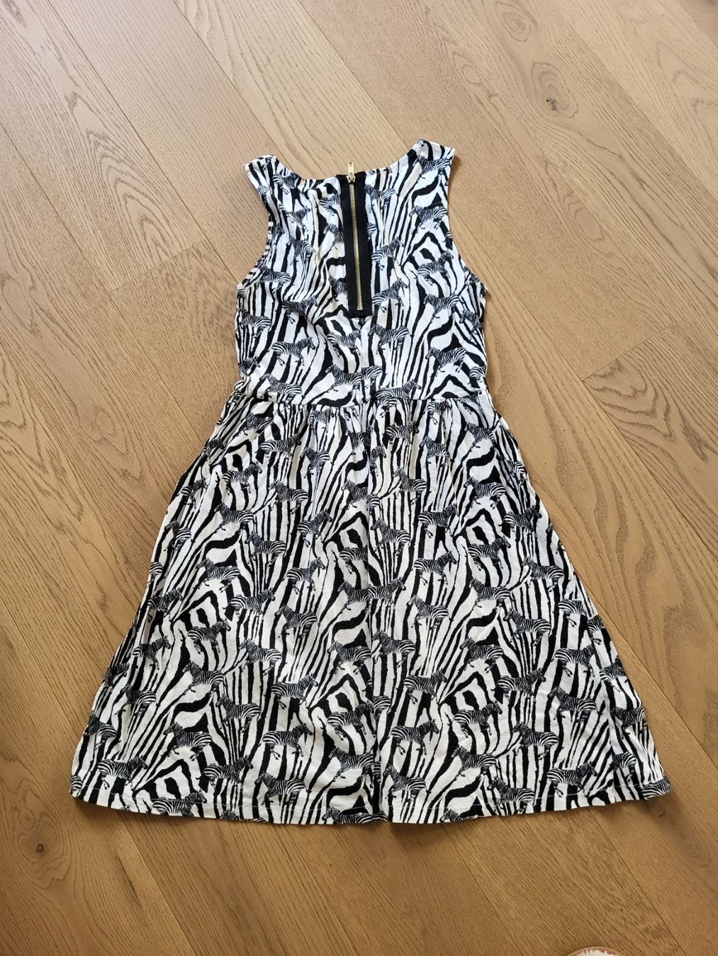 Kleider: Magnifique Kleid / Robe  taille 1 - 36 – Gebraucht aus Zumikon von cozurich 1