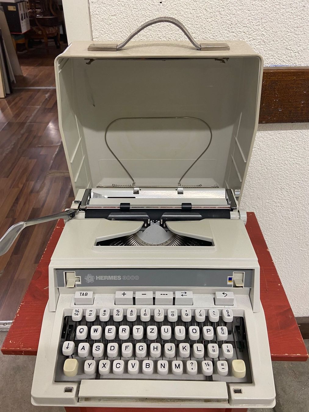 Macchine da scrivere: HERMES 3000 SCHREIBMASCHINE – Usato da Dietikon venduto da brocki-eyra