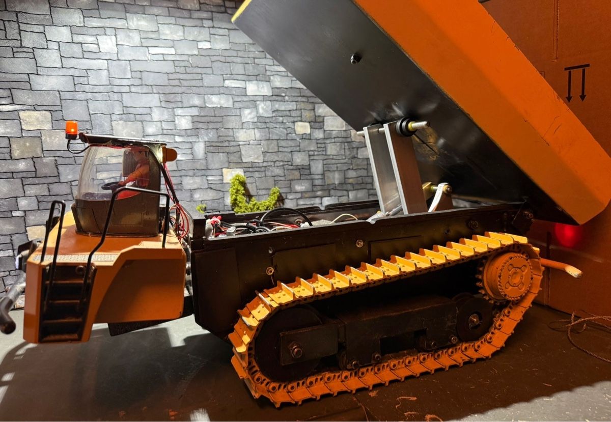 Modellismo RC: Hydraulischer Raupendumper 1:14 – Usato da Altdorf UR venduto da modellbau-widmer 8