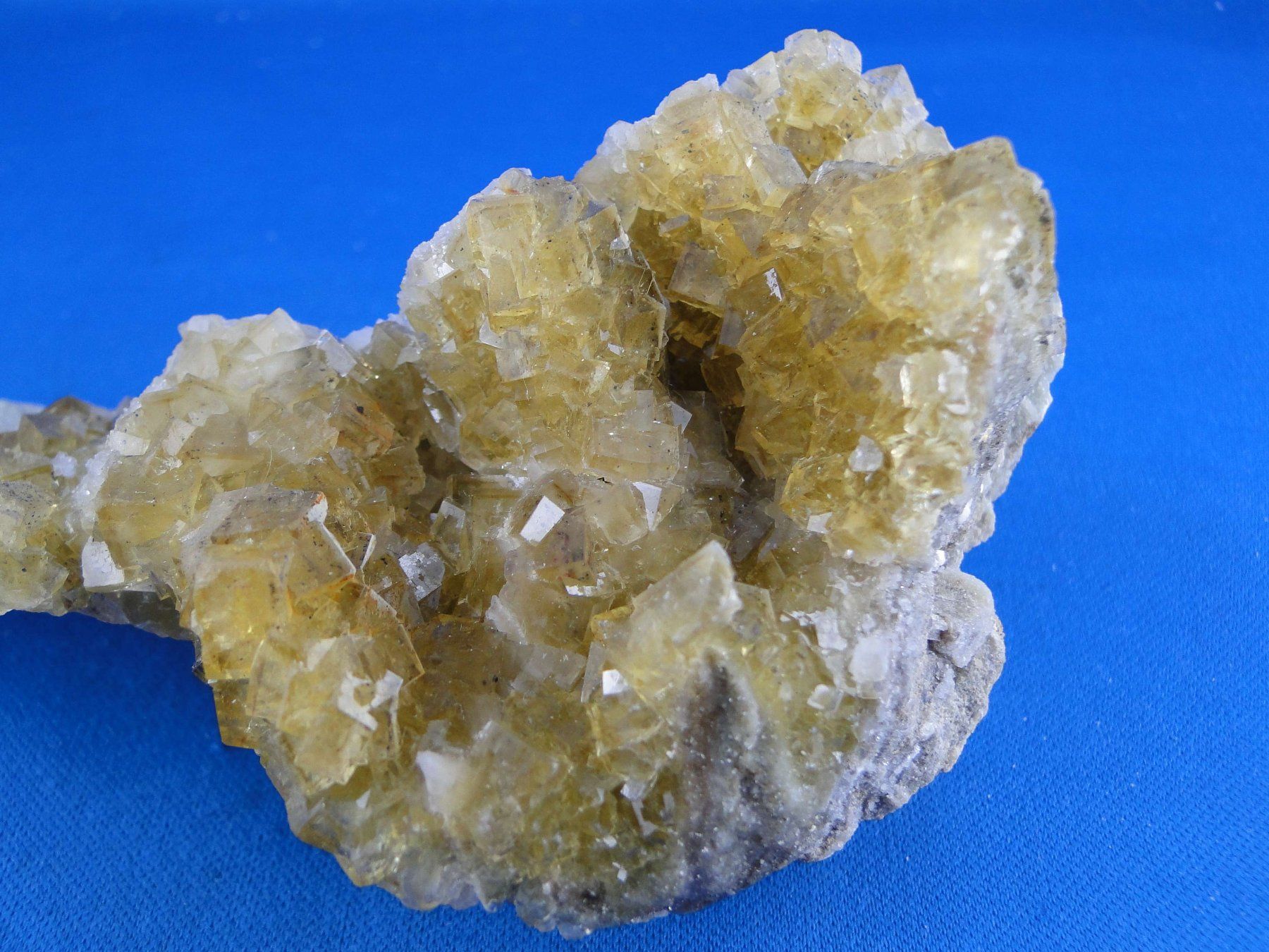 Minerali & Pietre curative: Honiggelbe Fluorit-Stufe mit Dolomit – Usato da Schinznach Bad venduto da Demerald 5