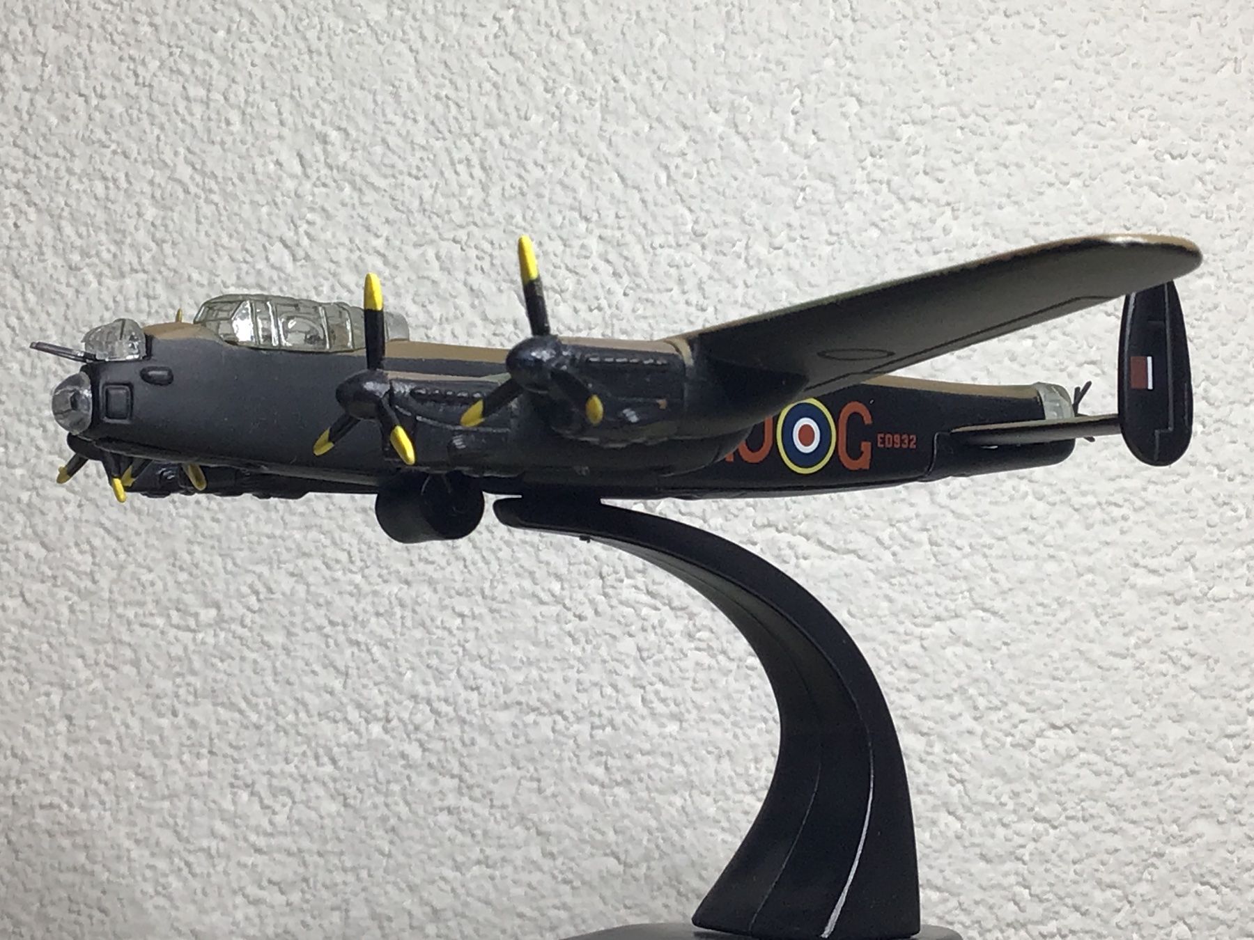 Kit di modellismo & Modellini statici: Avro Lancaster Modellflugzeug "Dambuster" 1:144 – Difettoso da Männedorf venduto da Modell-Spezialisten