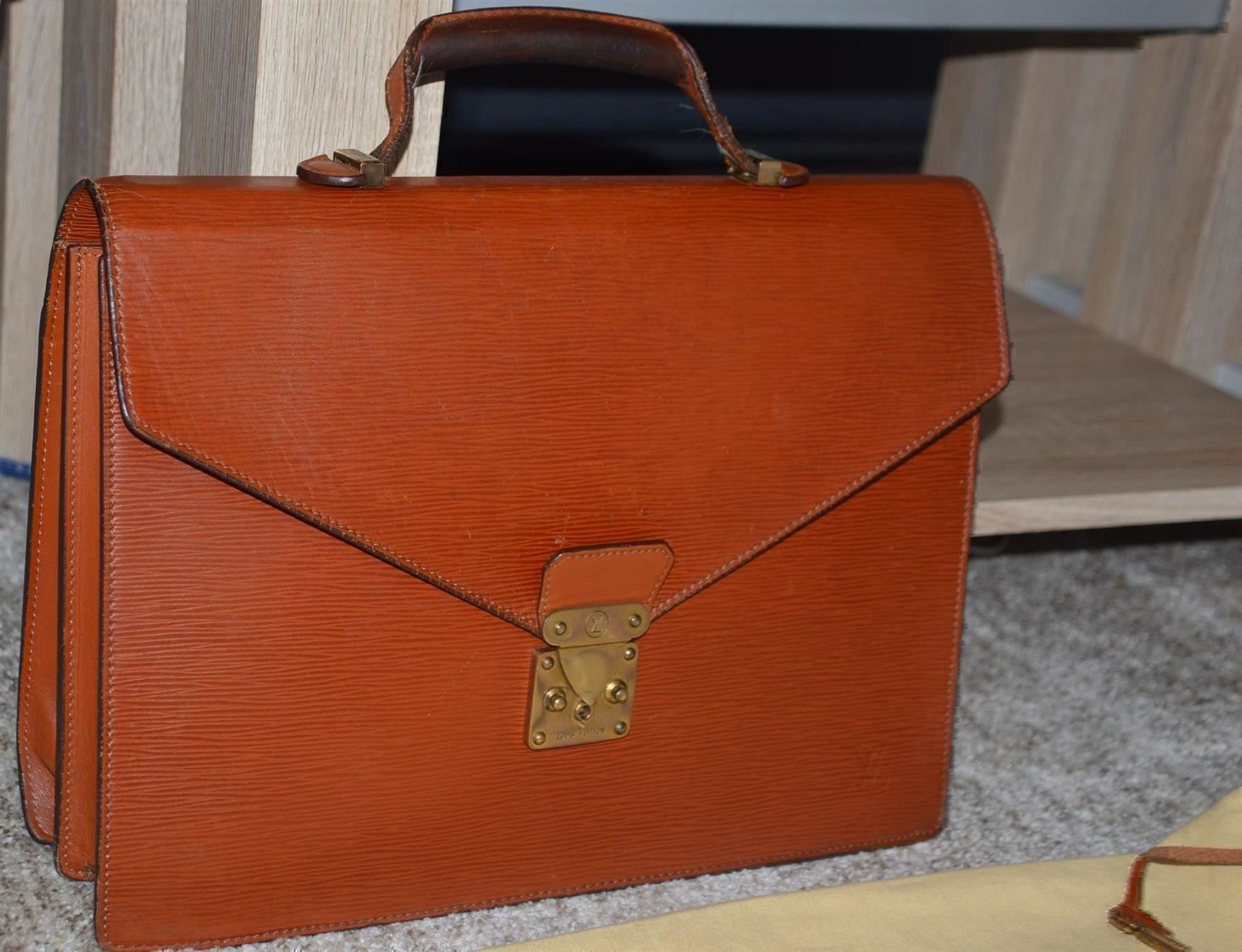 Louis Vuitton Valigie & Borse: Aktentasche / Porte-documents Louis Vuitton  Epi – Usato da Collonges venduto da Auganien 1