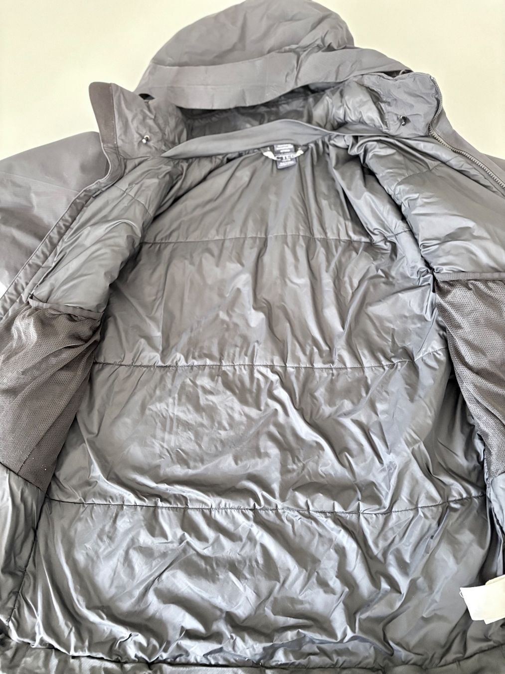 Arcteryx Giacche: Arcteryx isolierte Hardshelljacke – Usato da Baden venduto da Dudley108 1