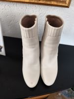 Beigefarbene Stiefeletten mit hohem Absatz in gutem Zustand