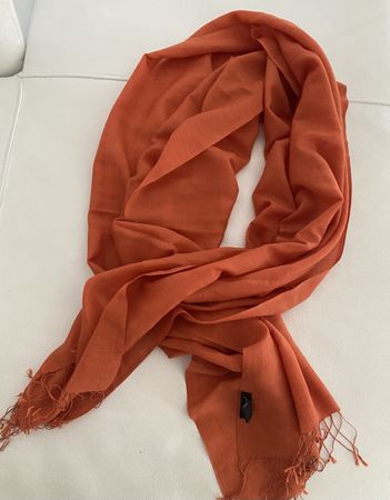Essentiel Schal aus 55% Seide aus 45% Wolle 🌸