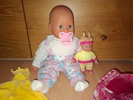 Zwei Puppen mit Zubehör und Kleidung gebraucht im Set