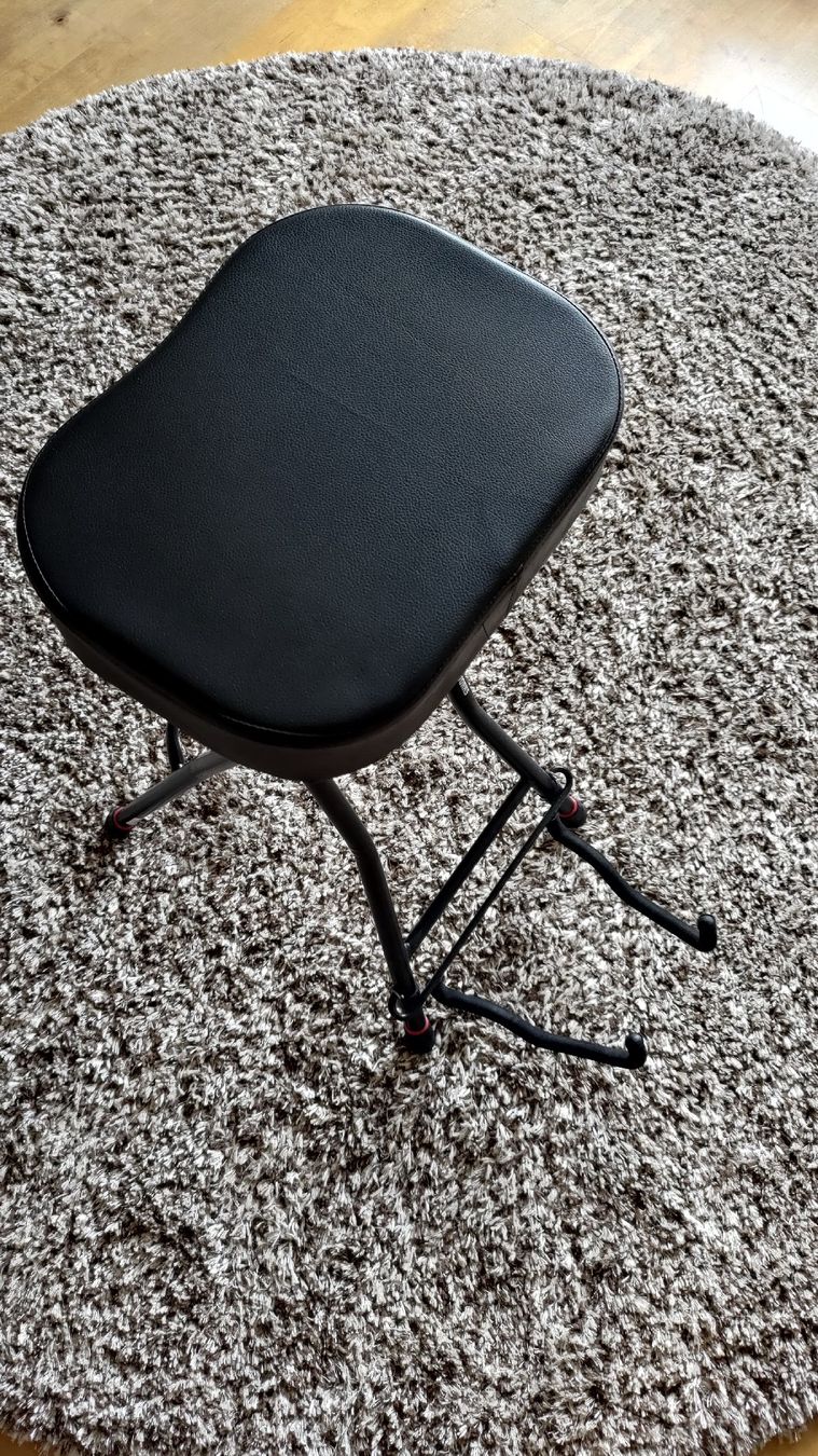 Sgabelli: Hocker mit integriertem Gitarrenständer GFW-GTR – Nuovo (secondo la descrizione) da Hirzel venduto da Mr.Boots 4