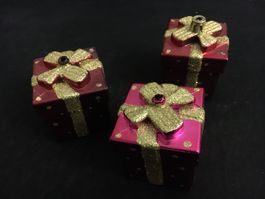 Weihnachts- Dekoration: Drei kleine Päckchen glitzrig