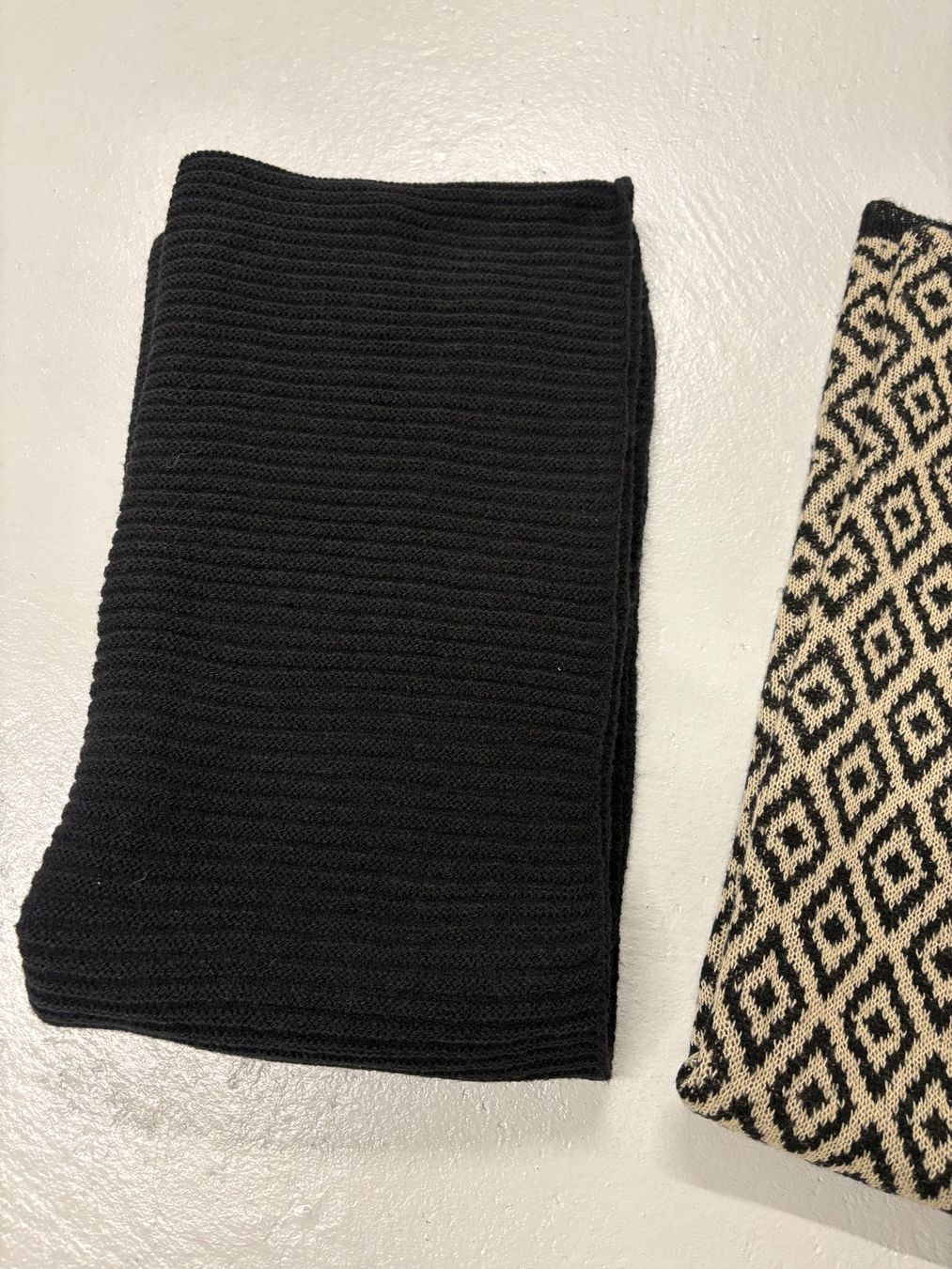 Foulard & Sciarpe: 2 x grosser Schal schwarz beige gemustert – Nuovo (secondo la descrizione) da Regensdorf venduto da secondchancefashion 1