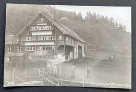 Toggenburger Bauernhaus, Leute, wo? Fotokarte ca. 1920