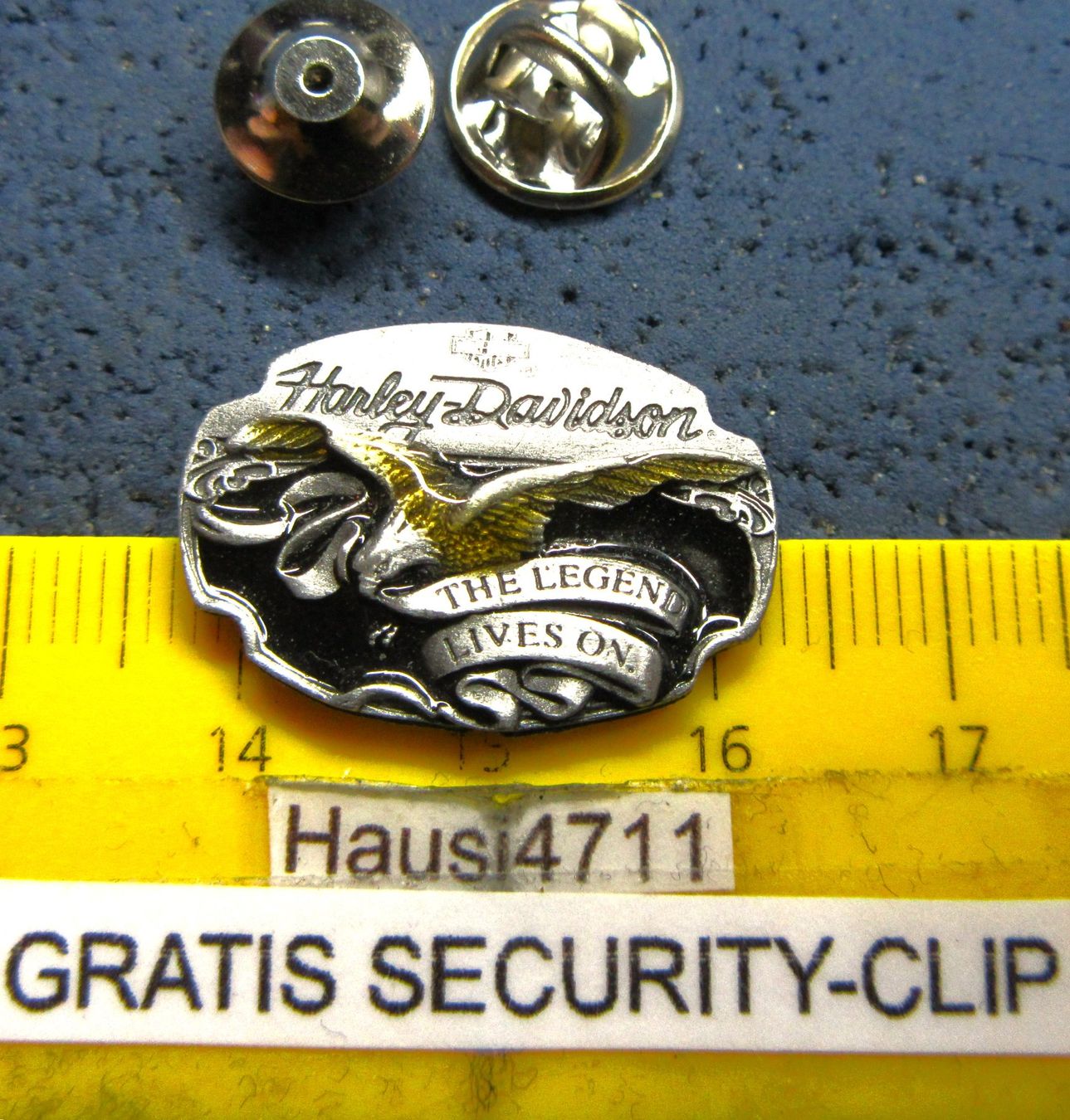 Harley-Davidson Placchette & Badge: HARLEY-DAVIDSON PIN "THE LEGEND LIVES ON" mit SECURITY-CLIP – Usato da Ettingen venduto da Hausi4711
