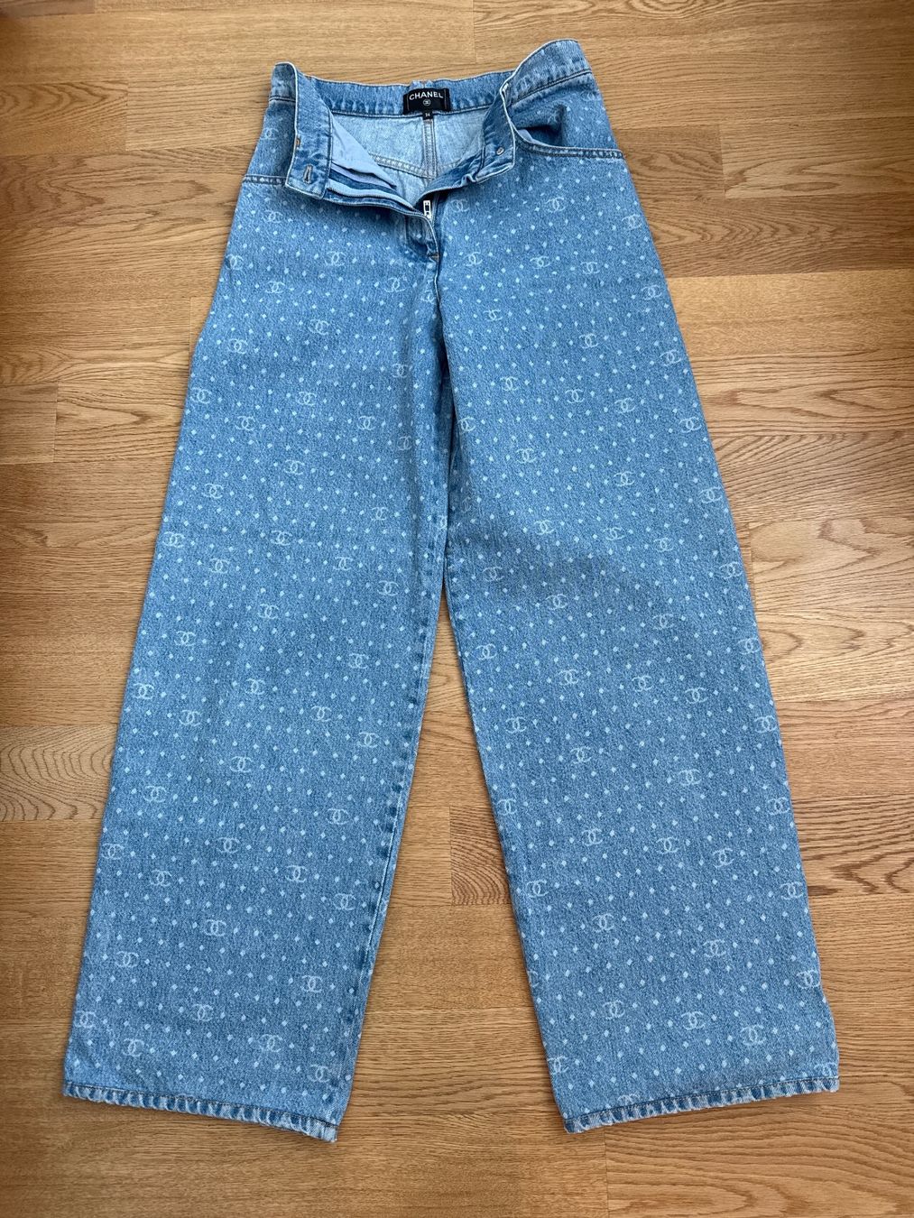 Chanel Jeans: Jeans Chanel – Nuovo (secondo la descrizione) da Hünenberg venduto da Fjackie 1