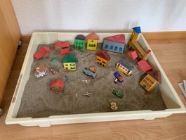 Sandkasten - Bauklötze - Stall mit Tieren und Bauernfamilie