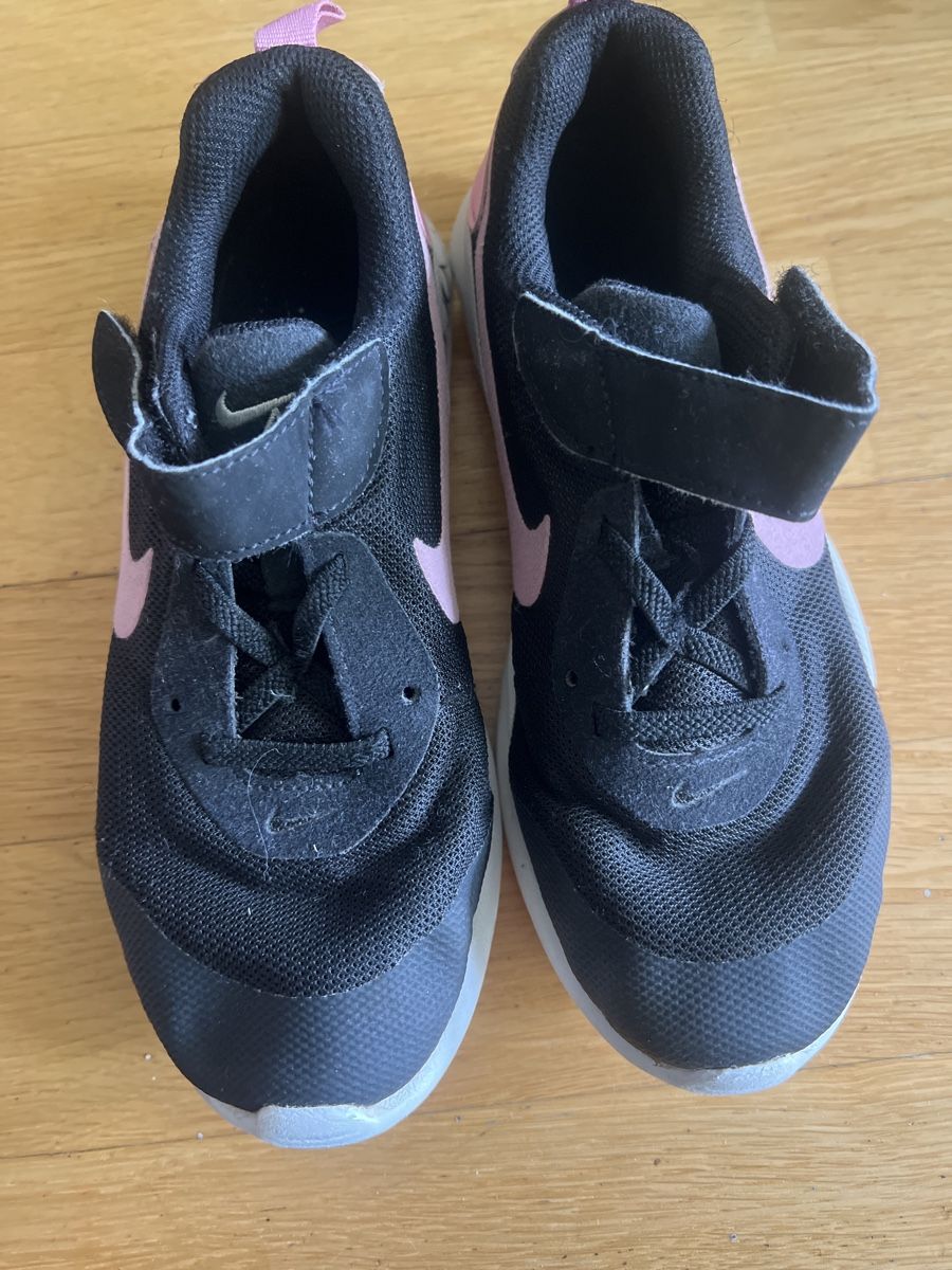 Nike Schuhe für Mädchen: Turnschuhe Nike Air Gr. 33 – Gebraucht aus Zürich von Salsera79